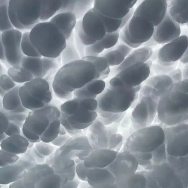 Symbolisk bild av gråa, oregelbundna klumpar som ger intryck av mineralavlagringar i hårt vatten.