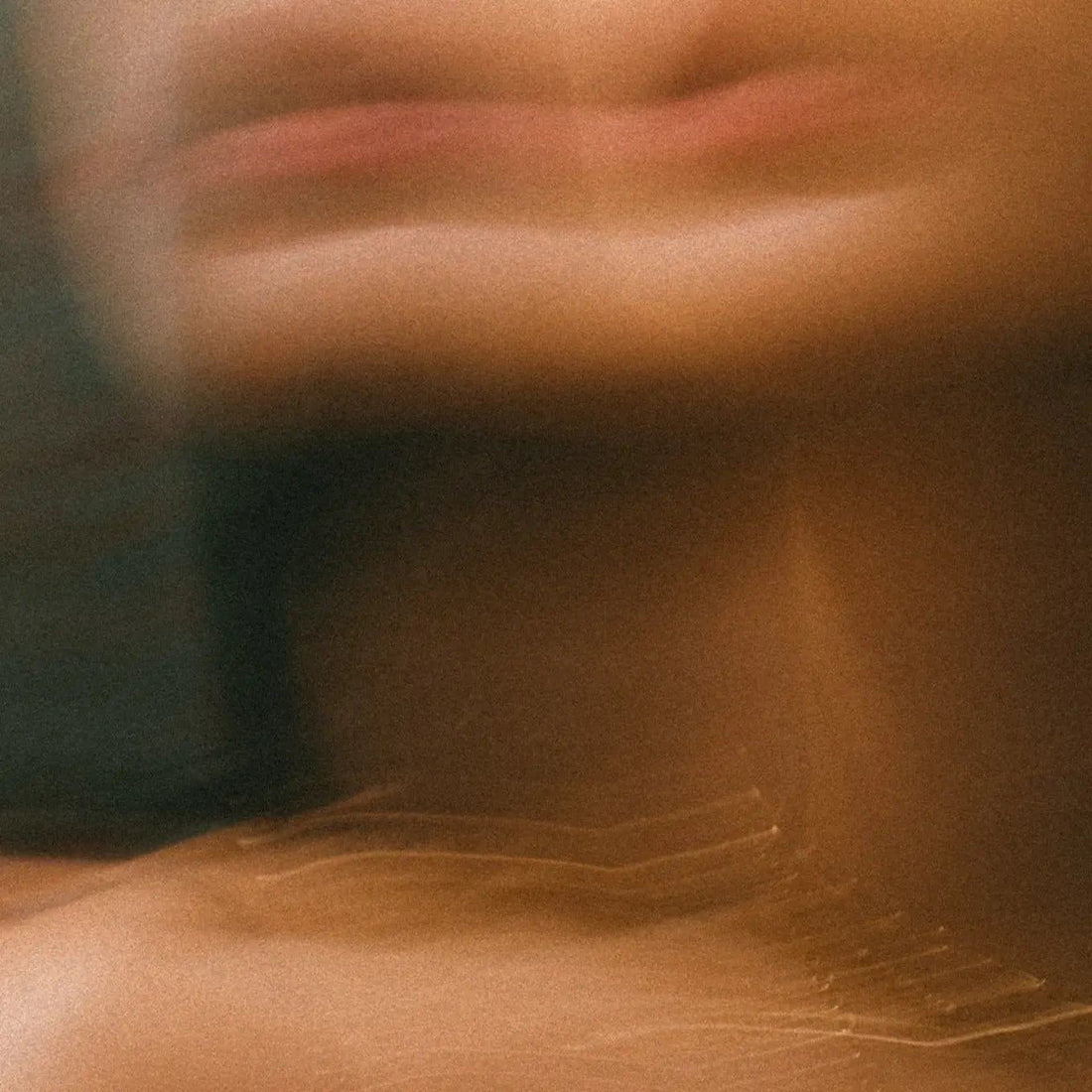 Mykitsch duschfilter – ärlig jämförelse och test (abstract blur of a face; soft skin textures; motion blur creating light streaks)