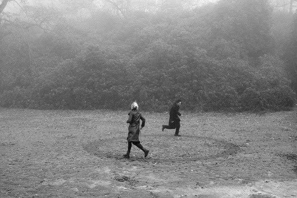 Svenskvattenfiltrering duschfilter – ärlig jämförelse och test (two people running, foggy outdoors, circular path)