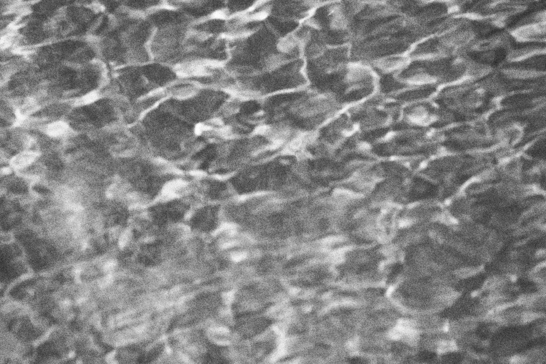 Waterz PureFlow duschfilter startkit, inline monterat på duscharmens gänga mellan vägg och duschmunstycke