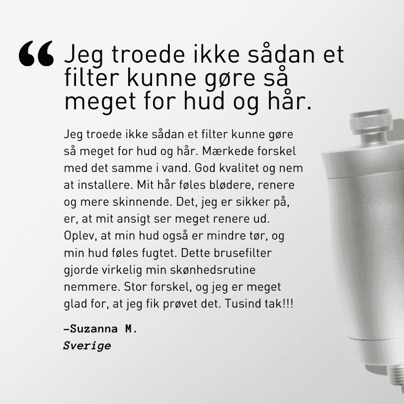Wellness-Sæt livsstil — kvinde med sund hud nyder filtreret brusebad